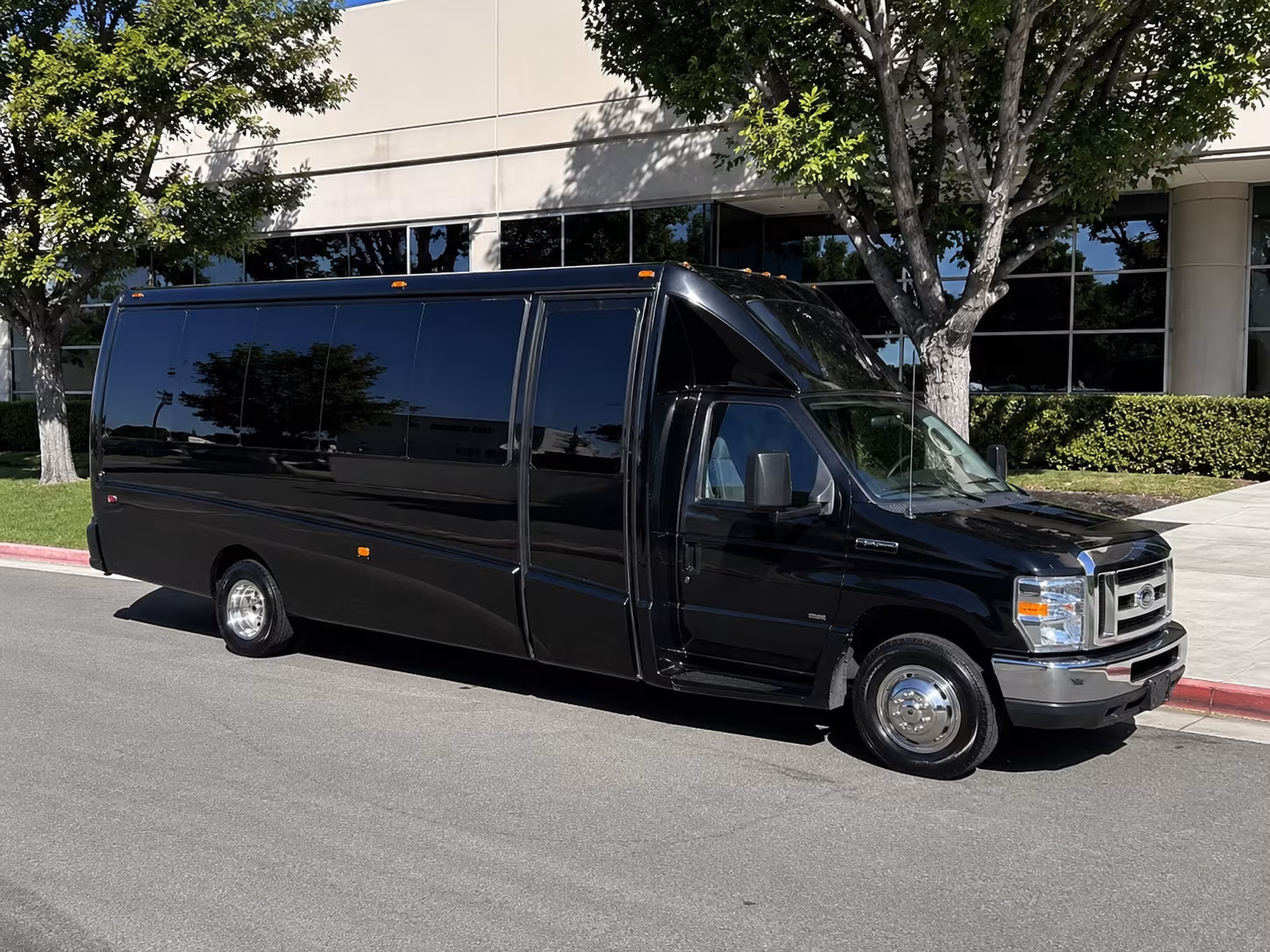 Albuquerque Birthday, Sweet 16, & Quinceañera Transportation party bus exterior
